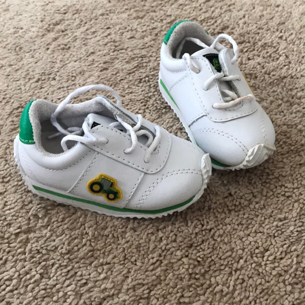 Tennis shoes